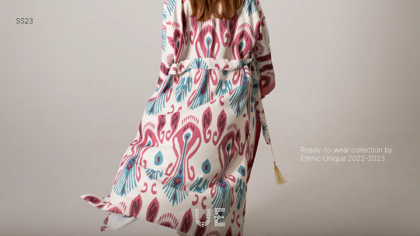 Разворот каталога коллекции Ethnic Unique SS23 с фотографиями образов